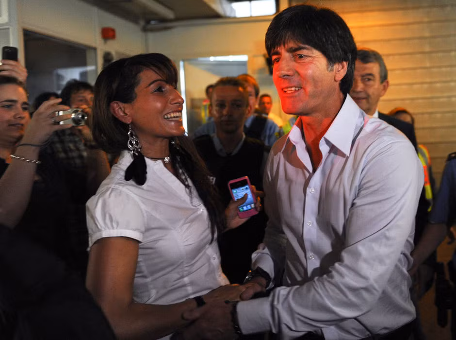 HLV Joachim Low bắt tay người hâm mộ tại sân bay
