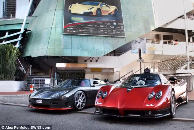 Koenigsegg CCR (trái) và Pagani Zonda Koenigsegg CCR (trái) và Pagani Zonda