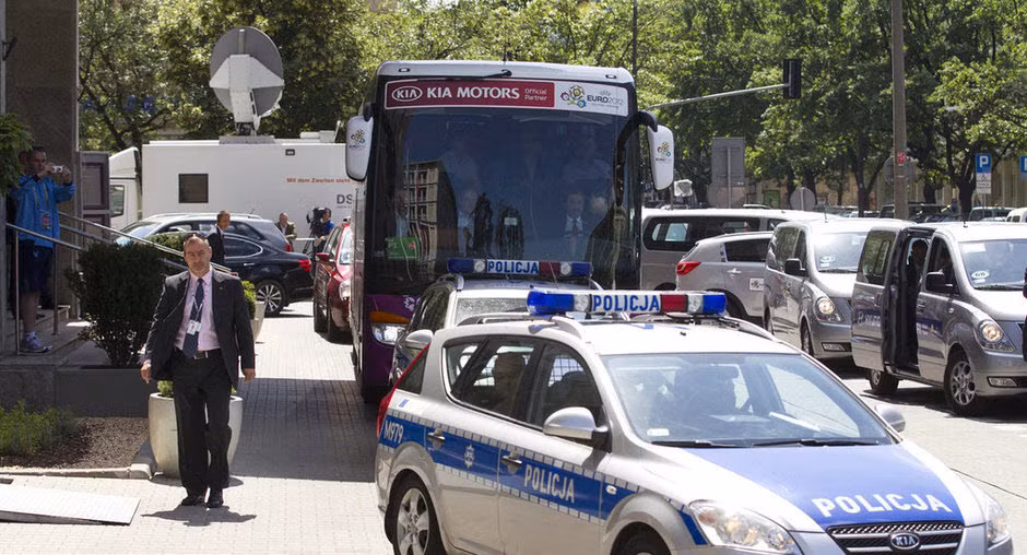 Đội tuyển Đức rời khỏi khách sạn ở Warsaw, Ba Lan, để ra sân bay về nước