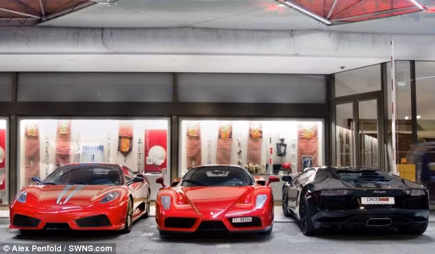 (Trái qua phải): Ferrari F430, Ferrari Enzo và Lamborghini Aventador (Trái qua phải): Ferrari F430, Ferrari Enzo và Lamborghini Aventador