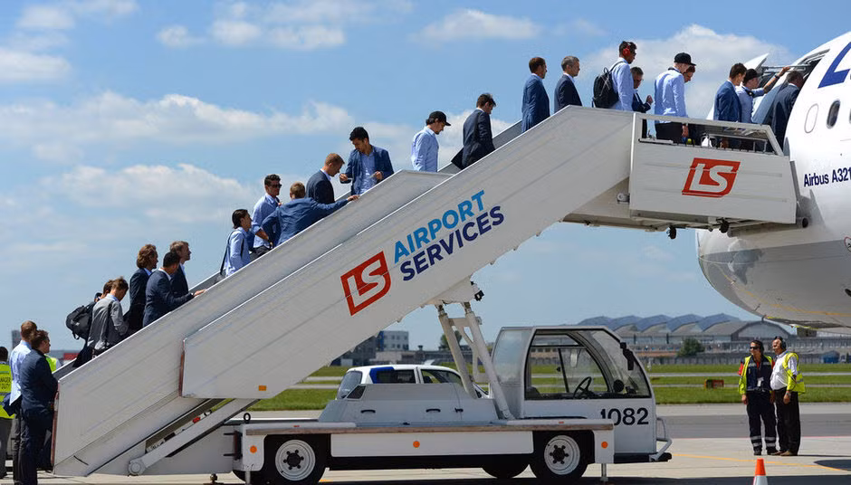 Các cầu thủ Đức lên xe máy bay để về nước