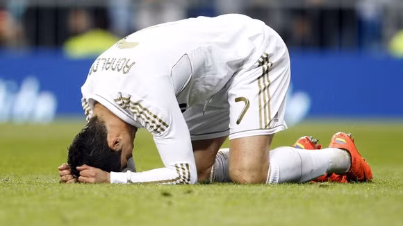 Cristiano Ronaldo bị trộm cuỗm mất 3 đôi giày xịn trong phòng thay đồ ở sân Allianz Arena vào đêm qua Cristiano Ronaldo bị trộm cuỗm mất 3 đôi giày xịn trong phòng thay đồ ở sân Allianz Arena vào đêm qua