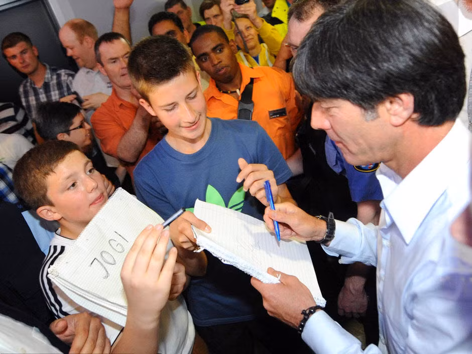HLV Joachim Low ký tặng người hâm mộ tại sân bay