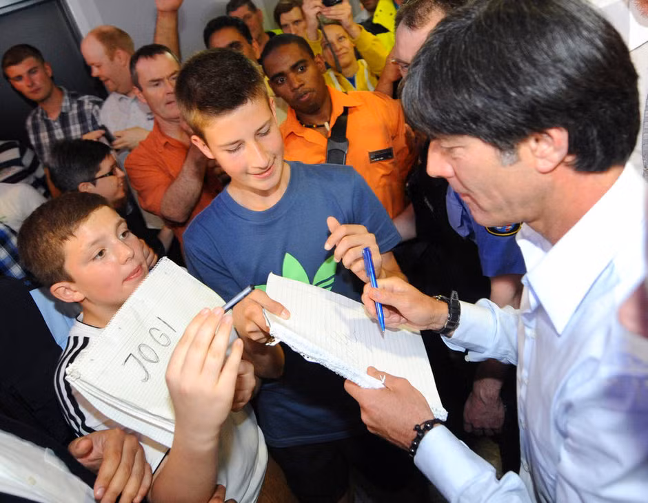 HLV Joachim Low ký tặng người hâm mộ tại sân bay