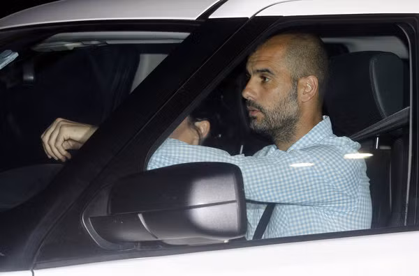 HLV Pep Guardiola cùng vợ đến dự tiệc chia vui cùng học trò HLV Pep Guardiola cùng vợ đến dự tiệc chia vui cùng học trò