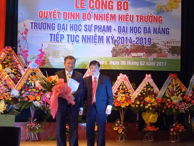 Ông Đặng Việt Dũng - Phó Chủ tịch UBND thành phố Đà Nẵng (bên phải) chúc mừng tân hiệu trưởng trường đại học sư phạm Đà Nẵng. Ảnh: PT