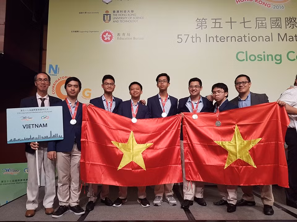 Em Vũ Đức Tài cùng đoàn Việt Nam tại kỳ thi Olympic Toán Quốc tế năm 2016. Ảnh: Nhân vật cung cấp. Em Vũ Đức Tài cùng đoàn Việt Nam tại kỳ thi Olympic Toán Quốc tế năm 2016. Ảnh: Nhân vật cung cấp.