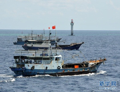 32 tàu cá Trung Quốc hoạt động trái phép, lượn lờ ngoài Đá Xu Bi, Đá Chữ Thập, Đá Vành Khăn hiện đang bị Trung Quốc chiếm đóng trái phép trong quần đảo Trường Sa của Việt Nam hồi tháng 7 năm ngoái. 32 tàu cá Trung Quốc hoạt động trái phép, lượn lờ ngoài Đá Xu Bi, Đá Chữ Thập, Đá Vành Khăn hiện đang bị Trung Quốc chiếm đóng trái phép trong quần đảo Trường Sa của Việt Nam hồi tháng 7 năm ngoái.