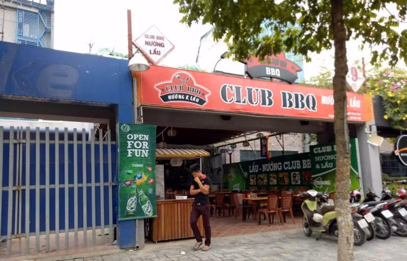 Một trong nhiều nhà hàng được xây dựng trên dự án cống hóa mương Nghĩa Đô để làm bãi trông xe. Ảnh Hữu Chí. Một trong nhiều nhà hàng được xây dựng trên dự án cống hóa mương Nghĩa Đô để làm bãi trông xe. Ảnh Hữu Chí.