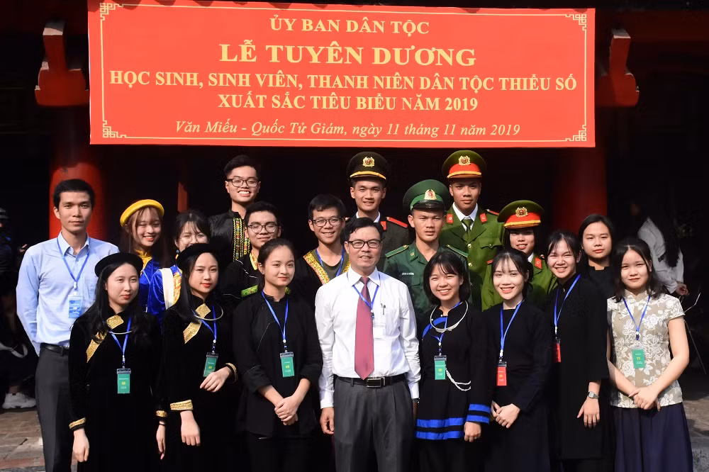 Đại diện Ủy ban Dân tộc chụp ảnh với sinh viên, thanh niên dân tộc thiểu số có thành tích tốt trong lao động, học tập. Đại diện Ủy ban Dân tộc chụp ảnh với sinh viên, thanh niên dân tộc thiểu số có thành tích tốt trong lao động, học tập.