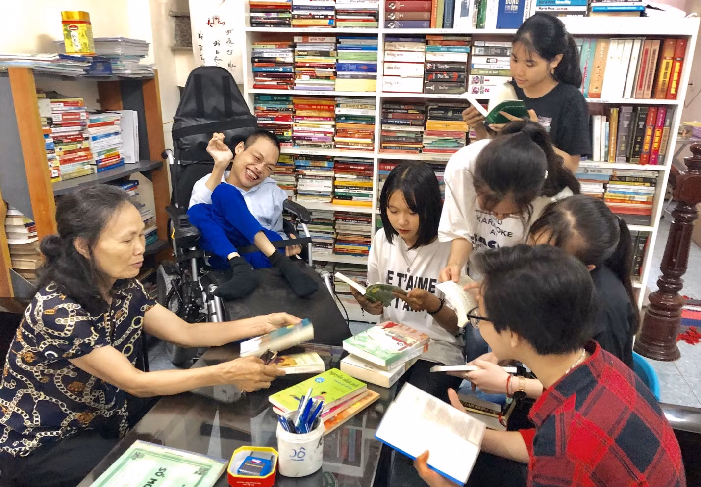 Không gian đọc thu hút nhiều bạn trẻ đến đọc sách. Không gian đọc thu hút nhiều bạn trẻ đến đọc sách.
