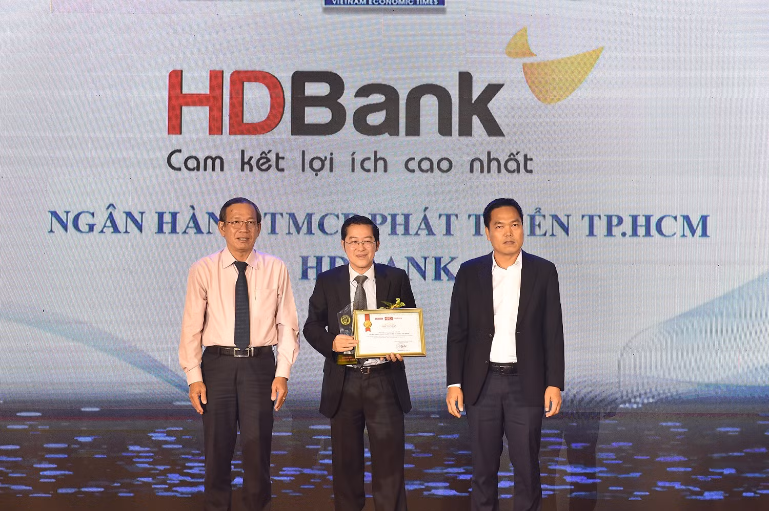 Ban Tổ chức trao Bằng khen Ngân hàng tài trợ tín dụng xanh tốt nhất và Ngân hàng có chất lượng dịch vụ tốt nhất cho lãnh đạo HDBank - ông Phạm Quốc Thanh - Phó Tổng Giám đốc HDBank.