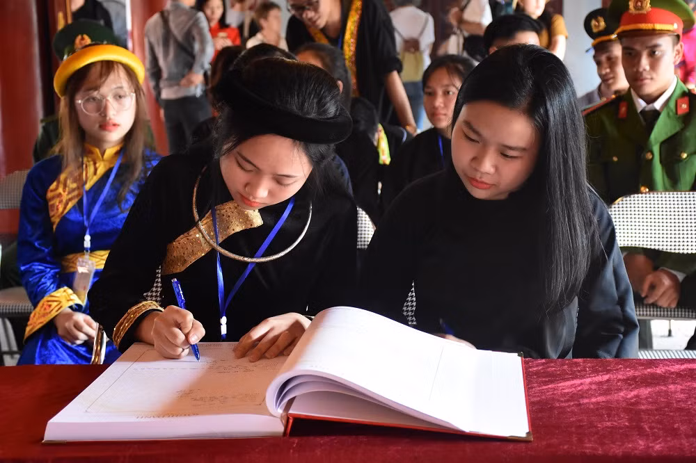 Nhiều học sinh, sinh viên xuất sắc trong học tập được vinh danh. Nhiều học sinh, sinh viên xuất sắc trong học tập được vinh danh.