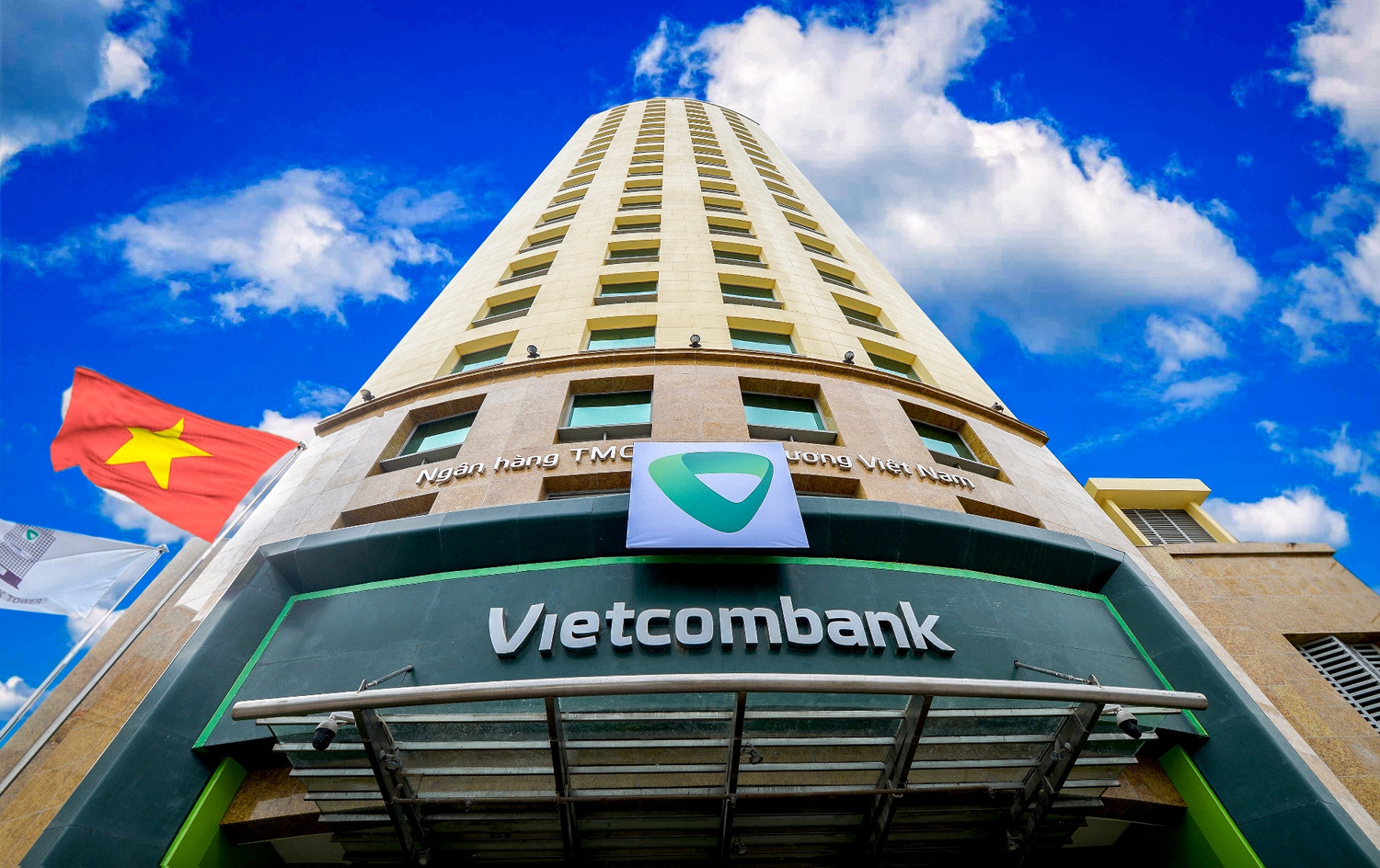 Vietcombank giảm đồng loạt lãi suất cho vay nhằm hỗ trợ doanh nghiệp trong các tháng cuối năm.
