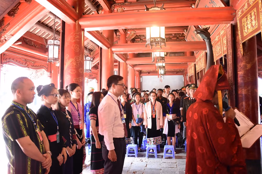 Buổi lễ được diễn ra trong không khí trang nghiêm. Ban tổ chức hy vọng đây sẽ là động lực dành cho học sinh, sinh viên, thanh niên dân tộc thiểu số vươn lên trong cuộc sống. Buổi lễ được diễn ra trong không khí trang nghiêm. Ban tổ chức hy vọng đây sẽ là động lực dành cho học sinh, sinh viên, thanh niên dân tộc thiểu số vươn lên trong cuộc sống.