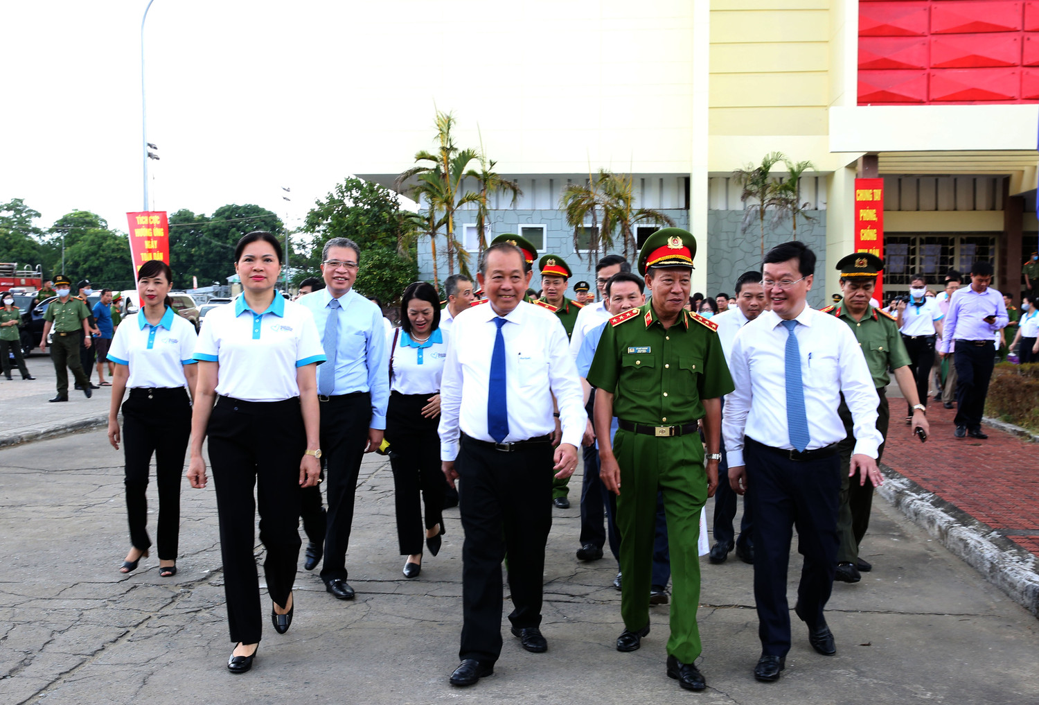 Các đại biểu đi bộ diễu hành hưởng ứng lễ mít tinh. Ảnh: VGP