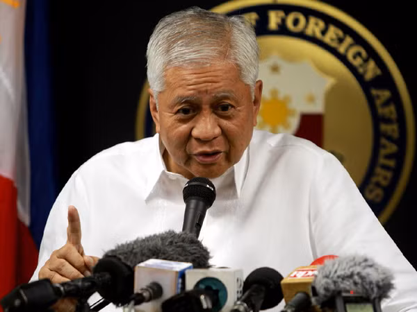Bộ trưởng Ngoại giao Philippines Alberto del Rosario vừa tuyên bố ủng hộ Nhật Bản tái vũ trang và kêu gọi Nhật Bản đóng vai trò cân bằng sức mạnh với Trung Quốc tại khu vực. Bộ trưởng Ngoại giao Philippines Alberto del Rosario vừa tuyên bố ủng hộ Nhật Bản tái vũ trang và kêu gọi Nhật Bản đóng vai trò cân bằng sức mạnh với Trung Quốc tại khu vực.