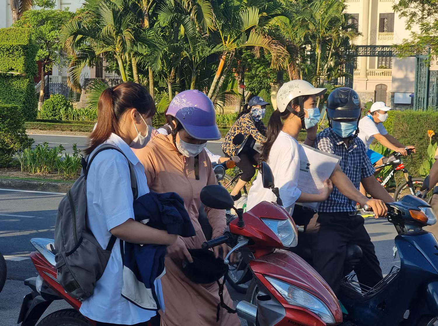 Theo ghi nhận của Tạp chí điện tử Giáo dục Việt Nam, từ 6h20' sáng ngày 7/7, rất đông học sinh đã có mặt tại điểm thi Trường Trung học phổ thông chuyên Trần Phú (Ảnh: Phương Linh)