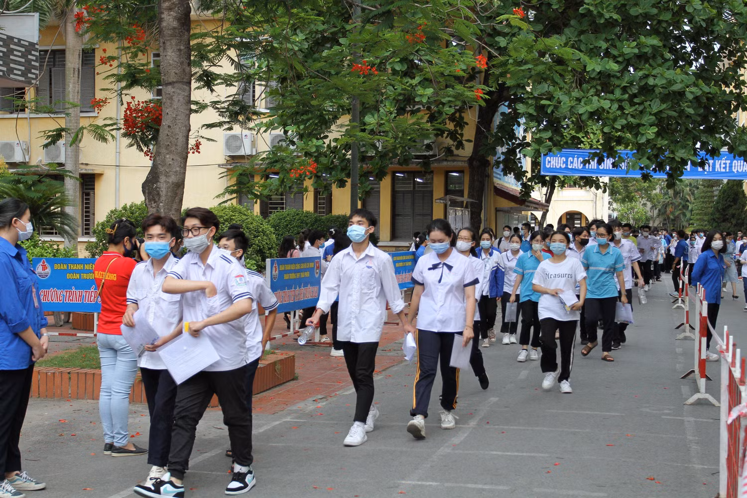 Ghi nhận tại điểm thi Trường Trung học phổ thông Thái Phiên, rất nhiều thí sinh bày tỏ lo khó đạt điểm cao với đề thi năm nay. (Ảnh: Lã Tiến)