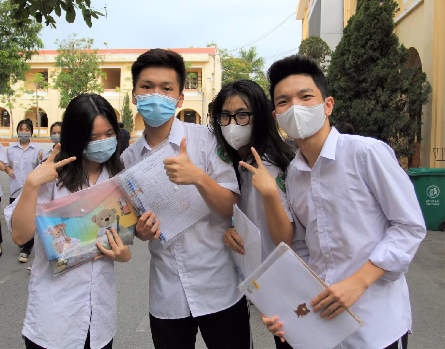Theo một số thí sinh tại điểm thi Trường Trung học phổ thông Thái Phiên cho biết, việc ôn thi trước đó gặp nhiều khó khăn do bị gián đoạn do dịch bệnh. Tuy đề thi bám sát chương trình học nhưng nhiều thí sinh làm bài không tốt do các em chọn lựa trọng tâm ôn tập không chuẩn. (Ảnh: Lã Tiến)