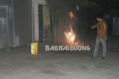 Cảnh đốt pháo ở khu vực ga Phạm Xá.
