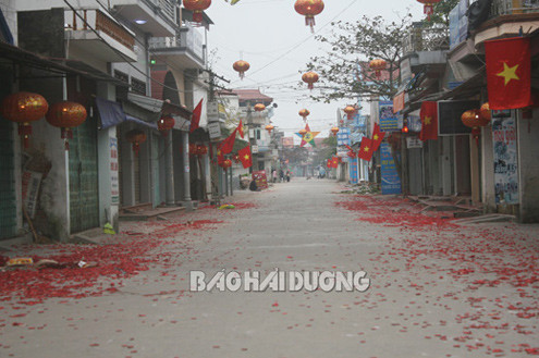 Đường thôn Cổ Dũng rợp xác pháo vào sáng mùng 1 Tết.