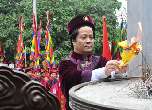 Chủ lễ Hoàng Dân Mạc, Bí thư tỉnh ủy, Chủ tịch UBND tỉnh Phú Thọ hóa bài Chúc văn. Chủ lễ Hoàng Dân Mạc, Bí thư tỉnh ủy, Chủ tịch UBND tỉnh Phú Thọ hóa bài Chúc văn.