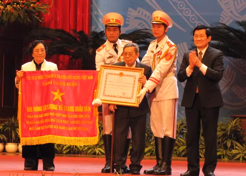 Hai đoàn đàm phán Việt Nam Dân chủ Cộng hòa và Chính phủ cách mạng lâm thời Cộng hòa miền Nam Việt Nam được nhận danh hiệu anh hùng lực lượng vũ trang nhân dân. Ảnh: Hoàng Thùy. Hai đoàn đàm phán Việt Nam Dân chủ Cộng hòa và Chính phủ cách mạng lâm thời Cộng hòa miền Nam Việt Nam được nhận danh hiệu anh hùng lực lượng vũ trang nhân dân. Ảnh: Hoàng Thùy.