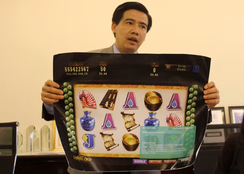 Luật sư Ngô Thanh Tùng: "Bằng chứng mà ông Ly Sam cung cấp cho tòa án không chứng minh ông này trúng thưởng hơn 55 triệu USD". Ảnh: Vũ Lê Luật sư Ngô Thanh Tùng: "Bằng chứng mà ông Ly Sam cung cấp cho tòa án không chứng minh ông này trúng thưởng hơn 55 triệu USD". Ảnh: Vũ Lê