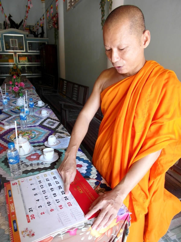 Thượng tọa Sơn Ngọc Huynh, trụ trì chùa Hạnh Phúc Tăng xúc động chỉ cho phóng viên dấu viết bi mà ông đánh dấu trên tấm lịch cũ, ngày mà đại gia Trầm Bê hứa giúp tài chính xây dựng ngôi chánh điện sắp sập. Đó là ngày 24/5/2010. Ảnh: Dương Cầm Thượng tọa Sơn Ngọc Huynh, trụ trì chùa Hạnh Phúc Tăng xúc động chỉ cho phóng viên dấu viết bi mà ông đánh dấu trên tấm lịch cũ, ngày mà đại gia Trầm Bê hứa giúp tài chính xây dựng ngôi chánh điện sắp sập. Đó là ngày 24/5/2010. Ảnh: Dương Cầm