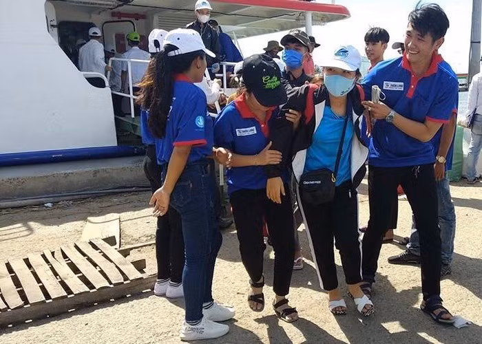Năm nào học trò cuối cấp phổ thông ở huyện đảo Phú Quý cũng phải vào bờ tập trung thi tốt nghiệp, nhiều em say sóng lả người. Ảnh: Đỗ Quyên.