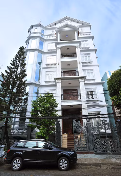Trang Nhung là ca sĩ sinh ra và lớn lên tại Quảng Ninh, thuộc thế hệ trước của Hồ Quỳnh Hương. Cô chính là “cây văn nghệ” số 1 của Bưu điện tỉnh lúc bấy giờ khi liên tục đại diện Quảng Ninh thi thố và gặt hái nhiều thành công trong các hội diễn.