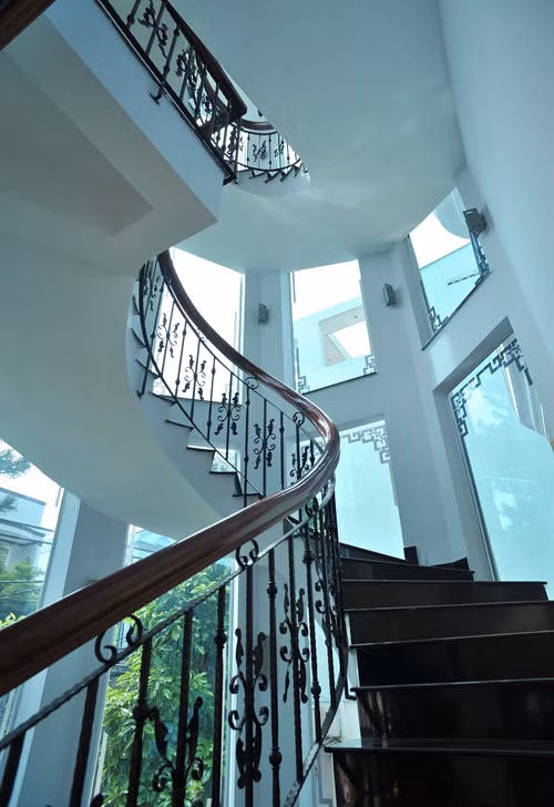 Trang Nhung và Ngô Nhật Phương đã có 4 người con. Dù có giọng hát trời phú nhưng cô lại chọn cách đứng sau lung chồng. Nữ ca sĩ đất mỏ thi thoảng mới đi hát vài chương trình ý nghĩa, cô chủ yếu ở nhà chăm sóc gia đình, dạy bảo con cái. Trong khi đó, Ngô Nhật Phương là cái tên quen thuộc trong giới kinh doanh.