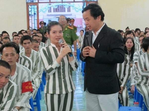Anh Phước sau một lần tặng sách đang nói chuyện, truyền cảm hứng cho các tù nhân tại trại giam Z30D Hàm Tân Bình Thuận. “Trong ảnh anh Phước đang trò chuyện cùng nữ phạm nhân trẻ Tống Lan Vy là sinh viên năm thứ 2 bị vào trại giam do tội danh vận chuyển, buôn bán ma tuý. Tống Lan Vy đang nói về ước mơ thực sự của mình sau khi thi hành xong bản án”.