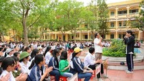 Hội thảo đã diễn ra trong không khí rất vui vẻ và hào hứng, các em học sinh đặt rất nhiều câu hỏi và đều được Giáo sư, Nhà giáo nhân dân Nguyễn Lân Dũng giải đáp. Ảnh: Công Tiến