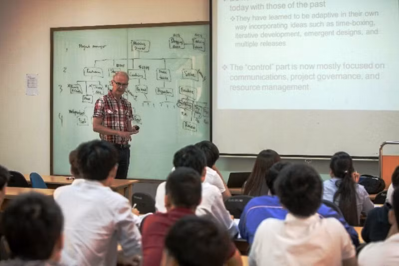 Sinh viên theo học chương trình tiên tiến được các giảng viên nước ngoài giảng dạy bằng tiếng Anh. Ảnh: AN