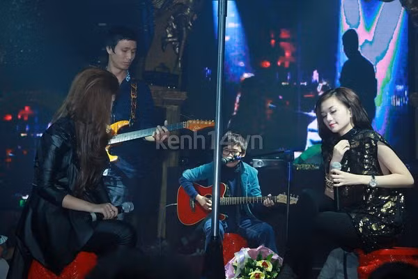 Phương Uyên đệm đàn cho hai nữ ca sĩ trẻ