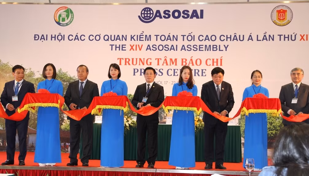Các đại biểu cắt băng khai trương Trung tâm Báo chí và họp báo về nội dung Đại hội Tổ chức Các cơ quan Kiểm toán tối cao châu Á lần thứ 14 (Đại hội ASOSAI 14). Ảnh: Vũ Phương. Các đại biểu cắt băng khai trương Trung tâm Báo chí và họp báo về nội dung Đại hội Tổ chức Các cơ quan Kiểm toán tối cao châu Á lần thứ 14 (Đại hội ASOSAI 14). Ảnh: Vũ Phương.