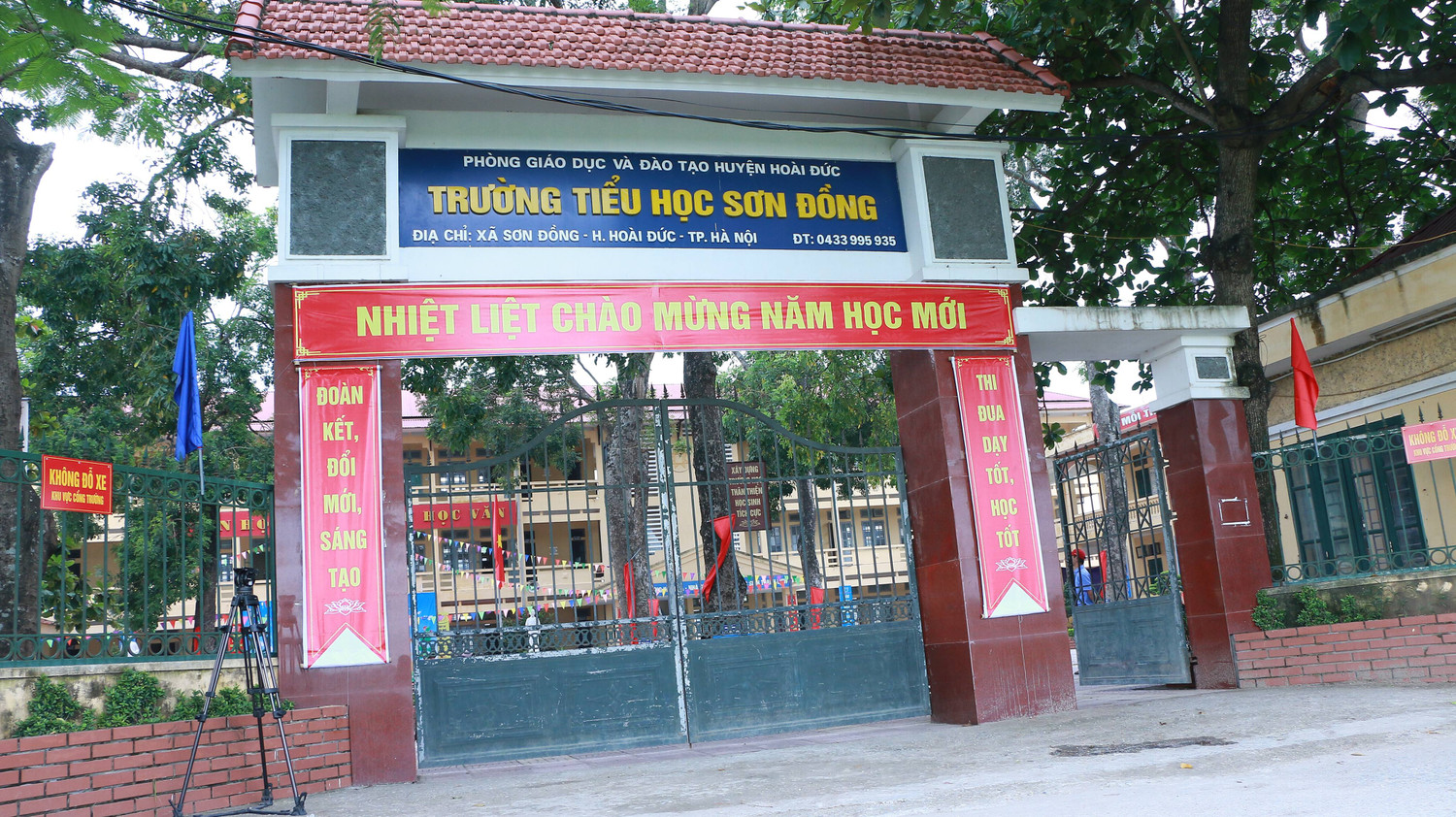 Ông Đỗ Đức Trung - Phó Chủ tịch Ủy ban nhân dân huyện Hoài Đức cho biết, kết quả kiểm tra, xác minh ban đầu cho thấy nhiều khoản thu của Trường Tiểu học Sơn Đồng là sai quy định. Ảnh: Đ.T. Ông Đỗ Đức Trung - Phó Chủ tịch Ủy ban nhân dân huyện Hoài Đức cho biết, kết quả kiểm tra, xác minh ban đầu cho thấy nhiều khoản thu của Trường Tiểu học Sơn Đồng là sai quy định. Ảnh: Đ.T.