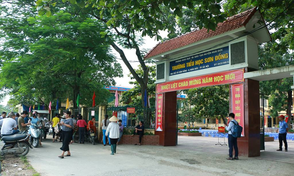Bức xúc trước việc nhà trường thu nhiều khoản tiền vô lý, trái quy định, nhiều phụ huynh đề nghị bà Nguyễn Kim Oanh, hiệu trưởng nhà trường không dám đối mặt sự thật. Ảnh: Đ.T