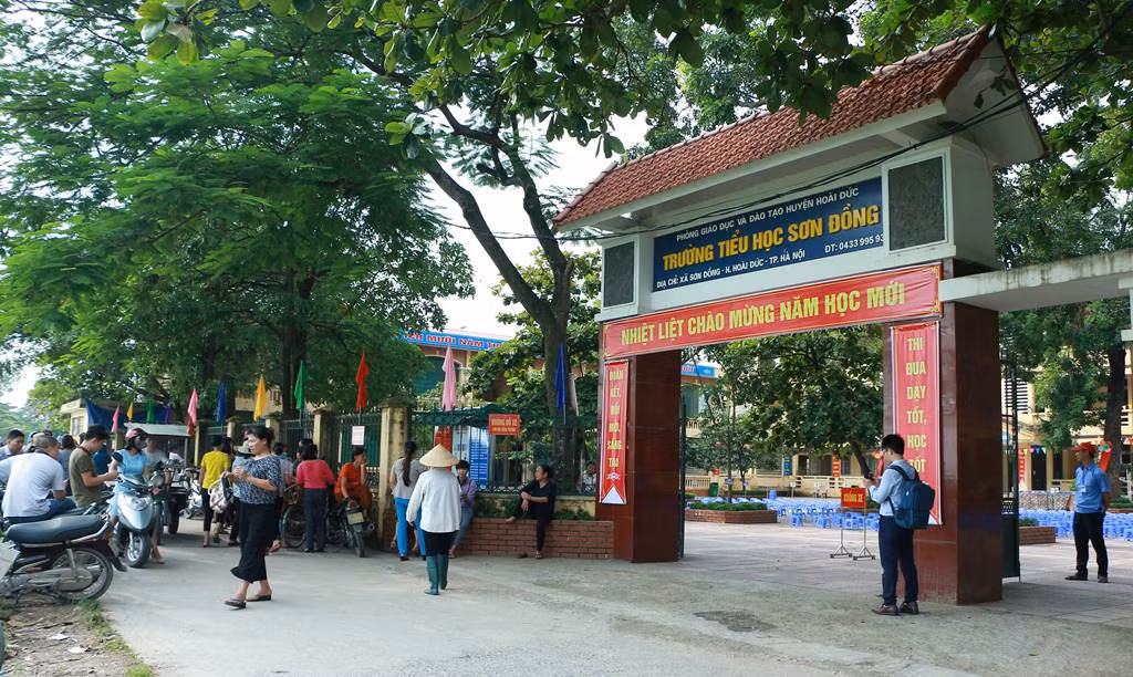 Bức xúc trước việc nhà trường thu nhiều khoản tiền vô lý, trái quy định, nhiều phụ huynh đề nghị bà Nguyễn Kim Oanh, hiệu trưởng nhà trường không dám đối mặt sự thật. Ảnh: Đ.T