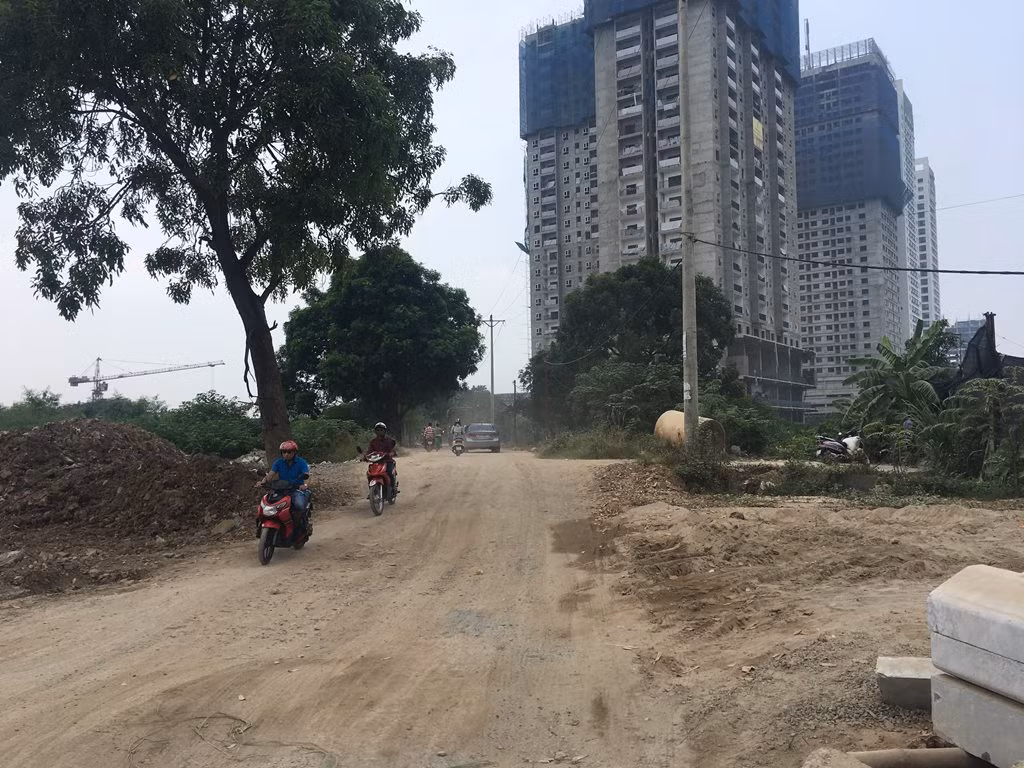 "Con đường đau khổ" dẫn vào FLC Garden City vào ngày nắng nóng bụi bẩn mù mịt. Ảnh: N.H "Con đường đau khổ" dẫn vào FLC Garden City vào ngày nắng nóng bụi bẩn mù mịt. Ảnh: N.H