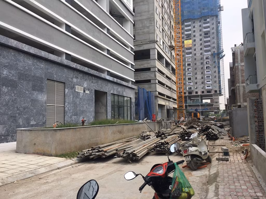 Tòa nhà HH3 ngổn ngang vật liệu xây dựng, giàn giáo, vận thang như công trường, chưa nghiệm thu phòng cháy chữa cháy chủ đầu tư FLC đã cho cư dân về ở. Ảnh: N.H Tòa nhà HH3 ngổn ngang vật liệu xây dựng, giàn giáo, vận thang như công trường, chưa nghiệm thu phòng cháy chữa cháy chủ đầu tư FLC đã cho cư dân về ở. Ảnh: N.H