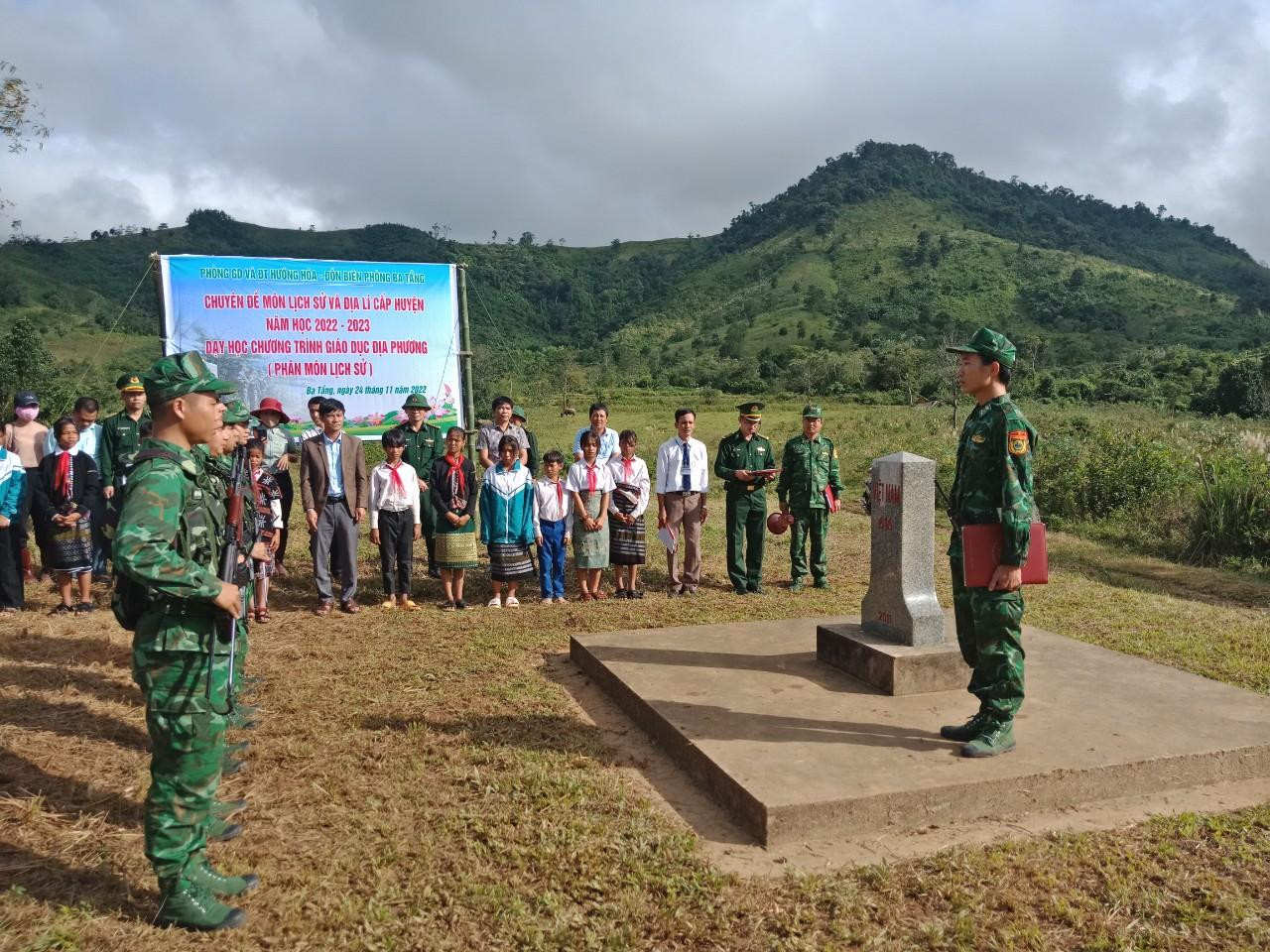 Giờ học bên cột mốc chủ quyền của Trường Tiểu học và Trung học cơ sở Ba Tầng (xã Ba Tầng, Hướng Hóa, Quảng Trị). Ảnh: Ngọc Hiển Giờ học bên cột mốc chủ quyền của Trường Tiểu học và Trung học cơ sở Ba Tầng (xã Ba Tầng, Hướng Hóa, Quảng Trị). Ảnh: Ngọc Hiển