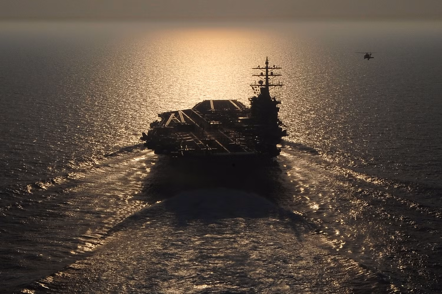 Địa Trung Hải (10/7/2012): Tàu sân bay USS Dwight D. Eisenhower (CVN 69). Địa Trung Hải (10/7/2012): Tàu sân bay USS Dwight D. Eisenhower (CVN 69).