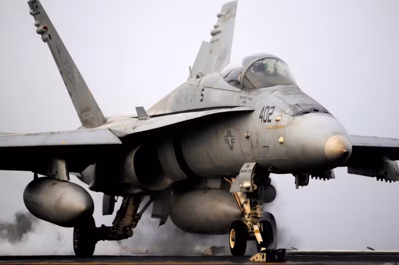 Biển Ả-rập (10/7/2012): Một máy bay F/A-18C Hornet trên tàu sân bay Abraham USS Lincoln (CVN 72). Biển Ả-rập (10/7/2012): Một máy bay F/A-18C Hornet trên tàu sân bay Abraham USS Lincoln (CVN 72).