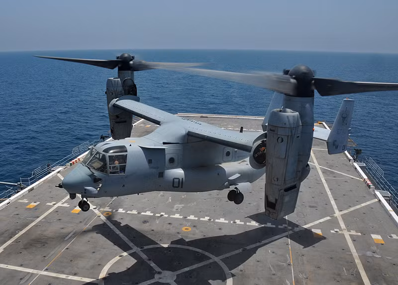 Biển Ả rập (14/7/2012): Trực thăng MV-22 Osprey cất cánh trên tàu đổ bổ tấn công USS New York (LPD 21). Biển Ả rập (14/7/2012): Trực thăng MV-22 Osprey cất cánh trên tàu đổ bổ tấn công USS New York (LPD 21).