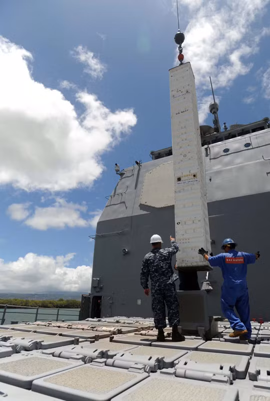 Đảo Harbor (12/7/2012): Tên lửa được cho vào ống phóng trên tuần dương hạm tên lửa USS Lake Erie (CG 70) trong cuộc tập trận RIMPAC 2012. Đảo Harbor (12/7/2012): Tên lửa được cho vào ống phóng trên tuần dương hạm tên lửa USS Lake Erie (CG 70) trong cuộc tập trận RIMPAC 2012.