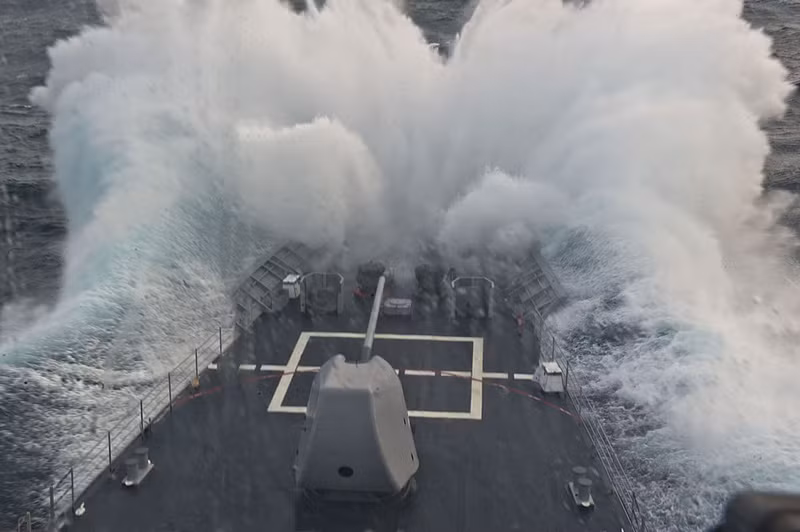 Biển Ả-rập (10/7/2012): Tuần dương hạm USS Cape St. George (CG 71) lướt sóng ngoài khơi vùng biển Ả rập. Biển Ả-rập (10/7/2012): Tuần dương hạm USS Cape St. George (CG 71) lướt sóng ngoài khơi vùng biển Ả rập.