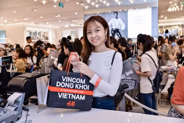 Các hoạt động Sale do Vincom tổ chức luôn thu hút được sự quan tâm của khách hàng bởi số lượng thương hiệu và sản phẩm tham gia đa dạng cùng những chương trình khuyến mãi hấp dẫn.